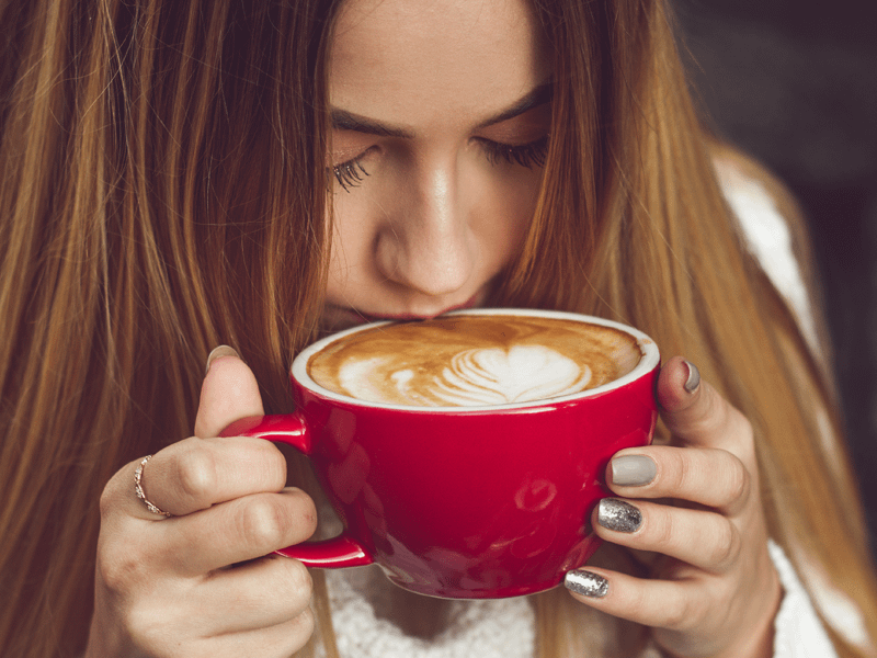 El neuromarketing puede marcar la diferencia al momento de elegir un simple café: ¿irías a la cafetería con ricos aromas y una decoración atrayente o una fría y sin olor a café fresco?